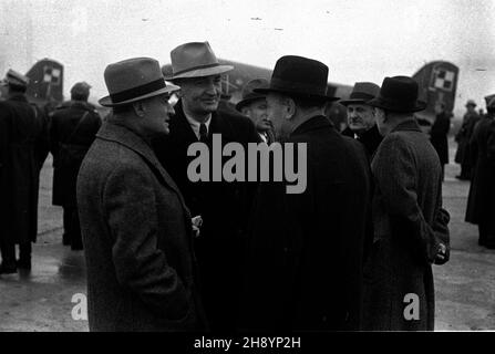 Warszawa, 1946-10-18. Ceremonia po¿egnania prezydenta Boles³awa Bieruta i marsza³ka Micha³a Roli-¯ymierskiego przed odlotem do Belgradu.  po/gr  PAP/Stanis³aw D¹browiecki      Warsaw, October 18, 1946. A farewell ceremony for President Boleslaw Bierut and Marshal Michal Rola-Zymierski before the departure to Belgrade.  po/gr  PAP/Stanislaw Dabrowiecki Stock Photo