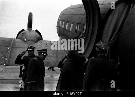 Warszawa, 1946-10-18. Ceremonia po¿egnania Boles³awa Bieruta i Micha³a Roli-¯ymierskiego przed odlotem do Belgradu. Nz. marsza³ek Micha³ Rola-¯ymierski wsiada do samolotu. po/gr  PAP/Stanis³aw D¹browiecki      Warsaw, October 18, 1946. A farewell ceremony for Boleslaw Bierut and Michal Rola-Zymierski before the departure to Belgrade. Pictured: Marshal Michal Rola-Zymierski getting into the aeroplane.  po/gr  PAP/Stanislaw Dabrowiecki Stock Photo