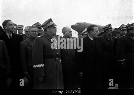 Warszawa, 1946-10-18. Ceremonia po¿egnania prezydenta Boles³awa Bieruta i marsza³ka Micha³a Roli-¯ymierskiego przed odlotem do Belgradu. Nz. na pierwszym planie, od lewej Micha³ Rola-¯ymierski i Boles³aw Bierut. po/gr  PAP/Stanis³aw D¹browiecki      Warsaw, October 18, 1946. A farewell ceremony for President Boleslaw Bierut and Marshal Michal Rola-Zymierski before the departure to Belgrade. Pictured: in the foreground from left Michal Rola-Zymierski and Boleslaw Bierut.  po/gr  PAP/Stanislaw Dabrowiecki Stock Photo