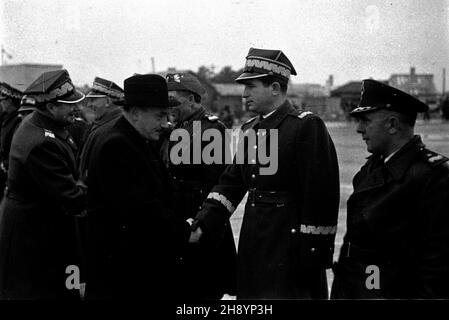 Warszawa, 1946-10-18. Ceremonia po¿egnania prezydenta Boles³awa Bieruta i marsza³ka Micha³a Roli-¯ymierskiego przed odlotem do Belgradu. Nz. od lewej Micha³ Rola-¯ymierski i Boles³aw Bierut (w kapeluszu). po/gr  PAP/Stanis³aw D¹browiecki      Warsaw, October 18, 1946. A farewell ceremony for President Boleslaw Bierut and Marshal Michal Rola-Zymierski before the departure to Belgrade. Pictured from left: Michal Rola-Zymierski and Boleslaw Bierut (in a hat).  po/gr  PAP/Stanislaw Dabrowiecki Stock Photo