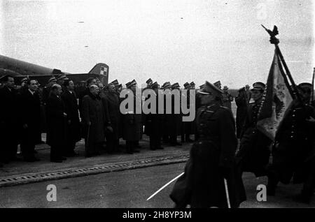 Warszawa, 1946-10-18. Ceremonia po¿egnania prezydenta Boles³awa Bieruta i marsza³ka Micha³a Roli-¯ymierskiego przed odlotem do Belgradu. Nz. m.in. Micha³ Rola-¯ymierski i Boles³aw Bierut. po/gr  PAP/Stanis³aw D¹browiecki      Warsaw, October 18, 1946. A farewell ceremony for President Boleslaw Bierut and Marshal Michal Rola-Zymierski before the departure to Belgrade. Pictured among others: Michal Rola-Zymierski and Boleslaw Bierut.  po/gr  PAP/Stanislaw Dabrowiecki Stock Photo