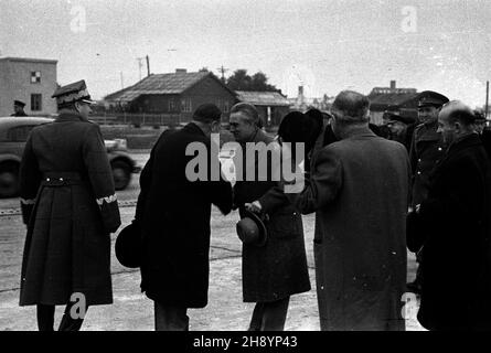 Warszawa, 1946-10-18. Ceremonia po¿egnania prezydenta Boles³awa Bieruta i marsza³ka Micha³a Roli-¯ymierskiego przed odlotem do Belgradu. Nz. od lewej Micha³ Rola-¯ymierski i Boles³aw Bierut. po/gr  PAP/Stanis³aw D¹browiecki      Warsaw, October 18, 1946. A farewell ceremony for President Boleslaw Bierut and Marshal Michal Rola-Zymierski before the departure to Belgrade. Pictured from left: Michal Rola-Zymierski and Boleslaw Bierut.  po/gr  PAP/Stanislaw Dabrowiecki Stock Photo