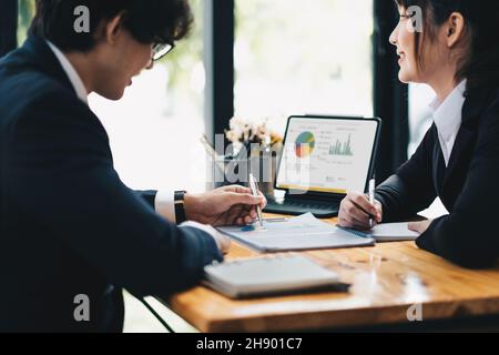 Business people brainstorm meetings to discuss and analyze business strategies and planning. Meeting marketing plans to increase the quality and sales Stock Photo