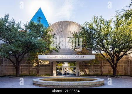 Dallas, NOV 25 2021, Sunny view of the Dallas Museum of Art Stock Photo