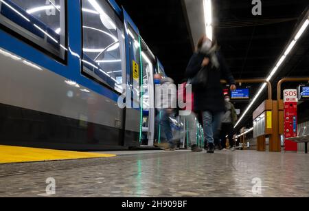 Munich, Germany. 03rd Dec, 2021. People walk across a platform and get on a subway. Credit: Sven Hoppe/dpa/Alamy Live News