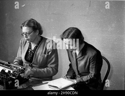 Warszawa, 1947. Sprowadzeni do Polski zbrodniarze wojenni, cz³onkowie administracji niemieckiej w Generalnej Guberni. Pojmani przez aliantów cz³onkowie w³adz okupacyjnych zostali wydani w³adzom polskim i os¹dzeni przez Najwy¿szy Trybuna³ Narodowy (NTN). Proces odby³ siê w Warszawie w dniach 17 grudnia 1946-24 lutego 1947. Nz. stenotypistki spisuj¹ przebieg procesu. ms  PAP/Jerzy Baranowski    Dok³adny miesi¹c i dzieñ wydarzenia nieustalone.      Warsaw, 1947. War criminals, members of the German General-Gouvernment (part of Poland) administration brought to Poland. Captured by the Allied Force