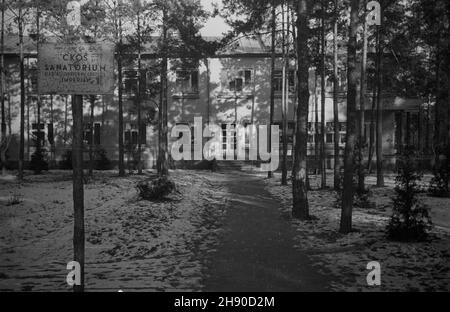 Polska, 1947. Centralny Komitet Opieki Spo³ecznej zajmowa³ siê po wojnie prowadzeniem szpitali, przytu³ków i sanatoriów dla dzieci. Nz. budynek sanatorium Imperial, dla dzieci chorych na gruŸlicê.  uu  PAP/Jerzy Baranowski    Dok³adny miesi¹c i dzieñ wydarzenia nieustalone.      Poland, 1947. After the war the Central Committee of Social Welfare run hospitals, orphanages and sanatoriums for children. Pictured: the building of the Imperial sanatorium for children sick with tuberculosis.   uu  PAP/Jerzy Baranowski Stock Photo