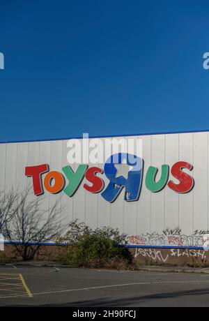 large toys r us shop in southampton city centre, failed retialers, internet shopping casualties, large toy shop brands, re-invented toys r us store. Stock Photo