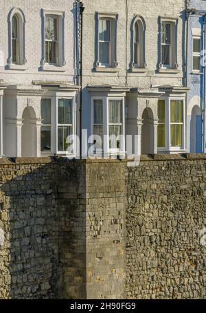 row of period terraced cottages or georgian town houses in the city of southampton next to the city walls. period homes, period properties, terraces. Stock Photo