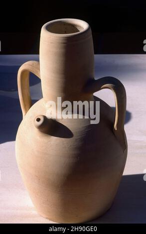 BOTIJA PARA AGUA EN BARRO BLANCO SIN VIDRIAR-S XX ARTE POPULAR. Location:  ALFARERIA. BAENA. CORDOBA. SPAIN Stock Photo - Alamy