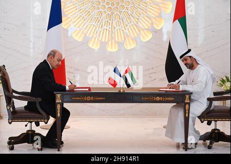 Dubai, December 3, 2021. CEO of Dassault Aviation Éric Trappier (L) poses with an Emirati official during the signing of a deal to buy French Rafale jetfighters in Dubai on December 3, 2021. The agreement was one of several accords signed today between France and the United Arab Emirates (UAE) at the start of a visit by French President Emmanuel Macron to the Gulf region. Photo by Ammar Abd/Rabbo/ABACAPRESS.COM Stock Photo