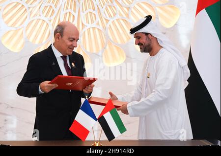 Dubai, December 3, 2021. CEO of Dassault Aviation Éric Trappier (L) poses with an Emirati official during the signing of a deal to buy French Rafale jetfighters in Dubai on December 3, 2021. The agreement was one of several accords signed today between France and the United Arab Emirates (UAE) at the start of a visit by French President Emmanuel Macron to the Gulf region. Photo by Ammar Abd/Rabbo/ABACAPRESS.COM Stock Photo