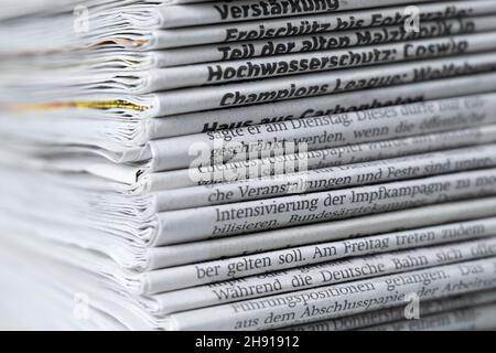 Dresden, Germany. 01st Dec, 2021. ILLUSTRATION - A stack of various daily newspapers lies on a table. Credit: Sebastian Kahnert/dpa-Zentralbild/ZB/dpa/Ģ����ý Live News Stock Photo