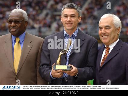 ATHLETICS - IAAF WORLD CHAMPIONSHIPS 2003 - PARIS 2003 (FRA) - STADE DE FRANCE - 31/08/2003 - PHOTO : FRANCK FAUGERE / DPPI TRIPLE JUMP MEN - JONATHAN EDWARDS (GBR) / RECEIVES THE FAIR PLAY TROPHY FROM IAAF FOR ALL HIS CAREER - ON THE LEFT LAMINE DIACK (SEN) / IAAF PRESIDENT Stock Photo