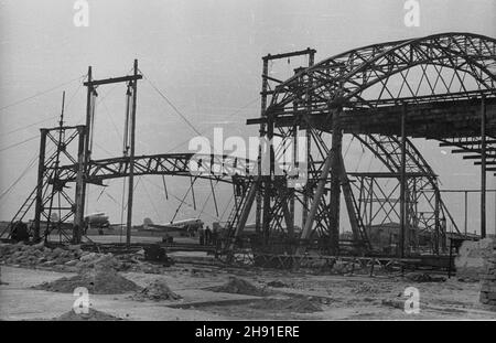 Warszawa, 1947-04-26. Zniszczenia wojenne na lotnisku cywilnym na Okêciu. Nz. przês³a odbudowywanych hangarów. W tle samoloty Lisunow Li-2. wb  PAP      Warsaw, April 26, 1947. The war-damaged Okecie civilian airport. Pictured: rebuilding of hangars. In the background planes Lisunow Li-2.  wb  PAP Stock Photo