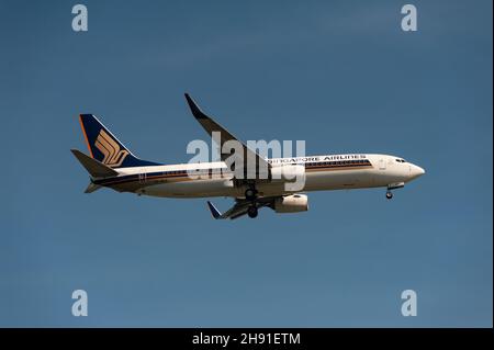 29.11.2021, Singapore, Republic of Singapore, Asia - Singapore Airlines (SIA) Boeing 737-800 passenger aircraft approaches Changi Airport for landing. Stock Photo