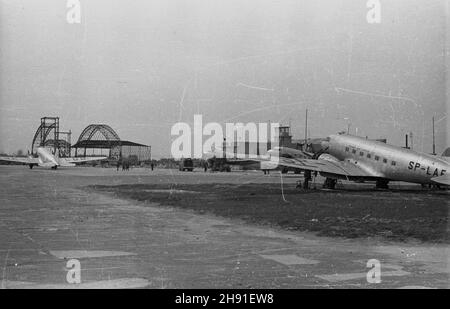 Warszawa, 1947-04-26. Lotnisko cywilne na Okêciu. Nz. samoloty pasa¿erskie Lisunow Li-2 na oddanej do u¿ytku czêœci lotniska. W tle odbudowywane hangary, zniszczone podczas drugiej wojny œwiatowej. wb  PAP      Warsaw, April 26, 1947. The Okecie civilian airport. Pictured: pasenger planes Lisunow Li-2 at the completed part of the airport. In the background rebuilt hangars damaged during the war.  wb  PAP Stock Photo