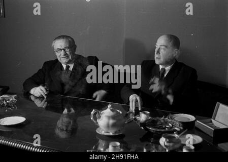 Warszawa, 1947-04-27. Jednodniowa wizyta ministra spraw zagranicznych Wielkiej Brytanii Ernesta Bevina. Nz. rozmowy Bevina (L) z premierem Józefem Cyrankiewiczem (P). kw  PAP      Warsaw, April 27, 1947. A one day visit of British Foreign Minister Ernest Bevin. Pictured: Bevin's (left) talking with Poland's Prime Minister Jozef Cyrankiewicz (right).  kw  PAP