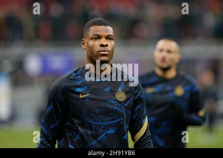 Milan, Italy. 01st Dec, 2021. Italy, Milan, dec 1 2021: Denzel Dumfries (Inter defender) exercises during pregame about football match FC INTER vs SPEZIA, Serie A 2021-2022 day15 at San Siro stadium (Photo by Fabrizio Andrea Bertani/Pacific Press) Credit: Pacific Press Media Production Corp./Alamy Live News Stock Photo
