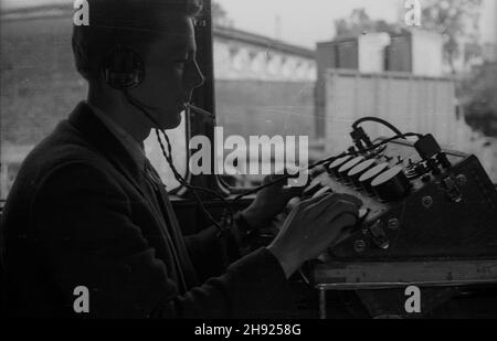 Warszawa, 1947-05. Pracownik Polskiego Radia w samochodzie technicznym. bb/gr  PAP    Dok³adny dzieñ wydarzenia nieustalony.      Warsaw, May 1947. A Polish Radio employee recording a programme at the Radio technical support vehicle.   bb/gr  PAP