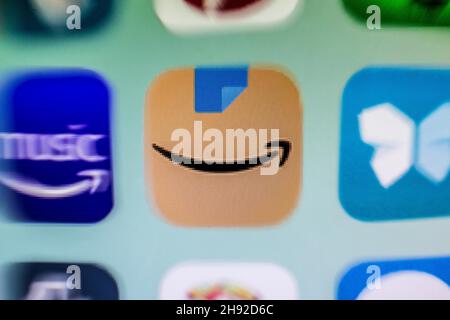 Spain. 03rd Dec, 2021. In this photo illustration a close-up of an Amazon app icon seen displayed on a smartphone screen. (Photo by Thiago Prudencio/SOPA Images/Sipa USA) Credit: Sipa USA/Ģ����ý Live News Stock Photo