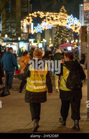 2G Kontrolleure, der Stadt Essen auf dem Weihnachtsmarkt auf der Kettwiger Straße, in Essen, während der Corona-Krise, im Dezember 2021, wenige Besuch Stock Photo