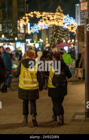 2G Kontrolleure, der Stadt Essen auf dem Weihnachtsmarkt auf der Kettwiger Straße, in Essen, während der Corona-Krise, im Dezember 2021, wenige Besuch Stock Photo