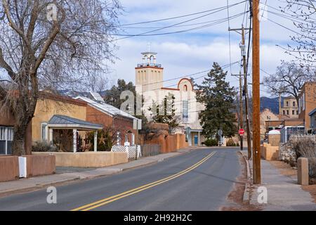 Street with houses in adobe Pueblo Revival style in the suburbs of Santa Fe, capital city of New Mexico, United States / USA Stock Photo