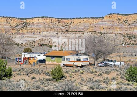 Homestead / mobil home / trailer home / house trailer in the Navajo Nation, Native American territory in New Mexico, United States / USA Stock Photo