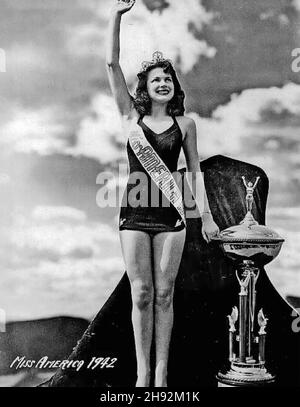 JO-CARROLL DENNISON (1923-2021) American model and film actress as Miss America on 12 September 1942 Stock Photo
