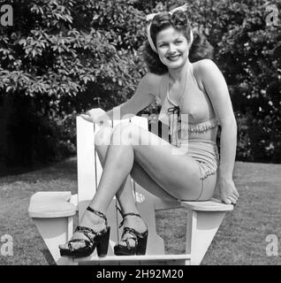 JO-CARROLL DENNISON (1923-2021) American model and film actress about  1944 Stock Photo