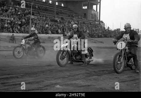 Warszawa, 1947-05-18. Stadion Wojskowego Klubu Sportowego Legia. Trójmecz motocyklowy na ¿u¿lu pomiêdzy Uni¹ Poznañ, Klubem Motorowym Grochów i sekcj¹ motocyklow¹ WKS Legia. Nz. zawodnicy tu¿ przed startem. bk/ak  PAP    Warsaw, May 18, 1947. Legia Military Sports Club stadium. Three-cornered speedway race between Unia Poznan, Grochow Motorcycle Club and motorcycle section of WKS Legia. Pictured: start of the race.  bk/ak  PAP Stock Photo