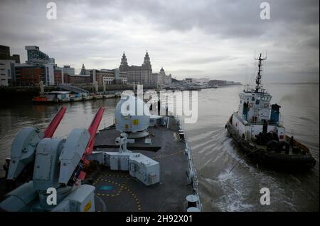 AJAXNETPHOTO. 29 FEB, 2012. LIVERPOOL, ENGLAND. - HMS LIVERPOOL. GLASGOW TO LIVERPOOL PASSAGE - TYPE 45 DESTROYER ENTERS MERSEY RIVER ON ROUTE TO CRUISE TERMINAL. PHOTO: JONATHAN EASTLAND/AJAX REF: R122902 2213 Stock Photo