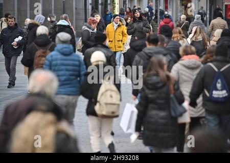 Munich, Germany. 03rd Dec, 2021. Passers-by, people in the well-frequented, crowded pedestrian zones in Munich on December 3rd, 2021 Customers, people, Kaufinger Strasse, Neuhauser Strasse, Credit: dpa/Alamy Live News