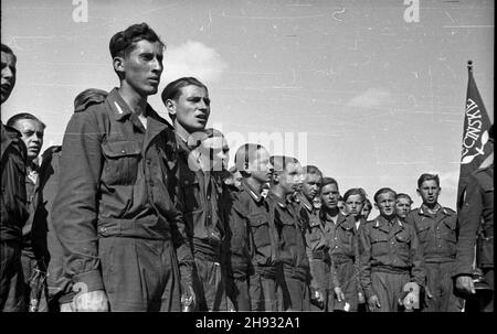 Gniezno, 1947-05-27. Æwiczenia wojskowe podczas pierwszego ogólnopolskiego zlotu junaków Przysposobienia Rolniczo-Wojskowego na stadionie Zwi¹zku M³odzie¿y Wiejskiej Wici. Nz. junacy przed wrêczeniem nagród. ps/ms  PAP      Gniezno, May 27, 1947. Manoeuvres during the first young farmers' national congress in Gniezno at the stadium of the Farmers' Youth Union 'Wici'. Pictured: the young men before being awarded.  ps/ms  PAP