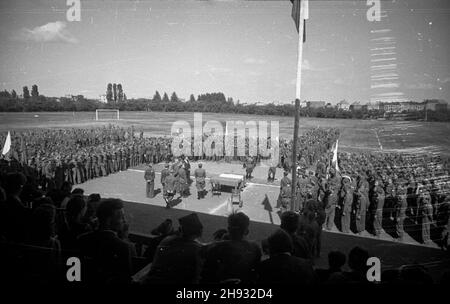 Gniezno, 1947-05-27. Æwiczenia wojskowe podczas pierwszego ogólnopolskiego zlotu junaków Przysposobienia Rolniczo-Wojskowego na stadionie Zwi¹zku M³odzie¿y Wiejskiej Wici. Nz. junacy i komisja sêdziowska w oczekiwaniu na wrêczenie nagród. ps/ms  PAP      Gniezno, May 27, 1947. Training at a national youth rally organized by the Agricultural and Military Training Organization. Pictured: the awarding ceremony on the sport ground of the 'Wici' Rural Youth Union.   ps/ms  PAP