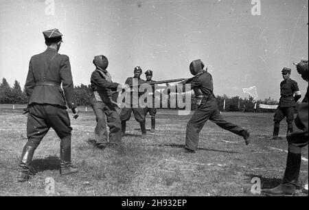 Gniezno, 1947-05-27. Æwiczenia wojskowe podczas pierwszego ogólnopolskiego zlotu junaków Przysposobienia Rolniczo-Wojskowego na stadionie Zwi¹zku M³odzie¿y Wiejskiej Wici. Nz. zawody w walce na bagnety.  ps/ms  PAP      Gniezno, May 27, 1947. Training at a national youth rally organized by the Agricultural and Military Training Organization. Pictured: bayonet practice on the sport ground of the 'Wici' Rural Youth Union.   ps/ms  PAP