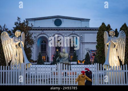 Bucharest, Romania. 3rd Dec. 2021. Children playing in front of the venue before it began Stock Photo