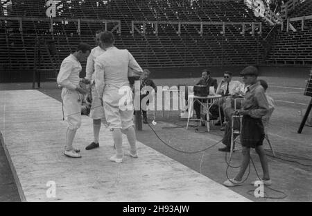 Warszawa, 1947-06. Mistrzostwa Polski w szermierce na korcie centralnym klubu sportowego Legia. Nz. szermierze przed walk¹ na planszy. ps/ms  PAP    Dok³adny dzieñ wydarzenia nieustalony.      Warsaw, June 1947. Poland's Fencing Championships at Legia,  central sports club. Pictured: fencers just before the sparring.   ps/ms  PAP