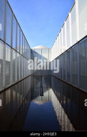 A reflecting pond between wings of the West Building of the North Carolina Museum of Art in Raleigh, NC. Stock Photo