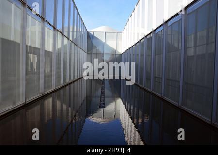 A reflecting pond between wings of the West Building of the North Carolina Museum of Art in Raleigh, NC. Stock Photo