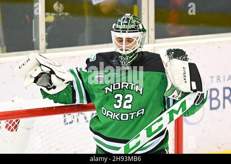 St Cloud, USA. 03rd Dec, 2021. North Dakota Fighting Hawks goaltender Jakob Hellsten (32) enters the game in relieve during the first period of a NCAA men's hockey game between the University of North Dakota Fighting Hawks and the St. Cloud State University Huskies at Herb Brooks National Hockey Center in St. Cloud, MN on Friday, December 3, 2021. By Russell Hons/CSM Credit: Cal Sport Media/Alamy Live News Stock Photo