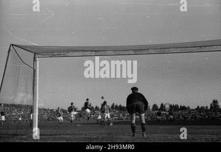 Warszawa, 1947-06-15. Mecz pi³ki no¿nej Klubu Sportowego Polonia z Wis³¹ Kraków na stadionie Legii przy ul. £azienkowskiej. Nz. akcja podbramkowa. ps/gr  PAP      Warsaw, June 15, 1947. A soccer match between Polonia sport club and Wisla Cracow at the Legia stadium on Lazienkowska Street. Pictured: defending the goal.  ps/gr  PAP