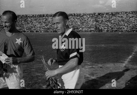 Warszawa, 1947-06-15. Mecz pi³ki no¿nej Klubu Sportowego Polonia z Wis³¹ Kraków na stadionie Legii przy ul. £azienkowskiej. Nz. kapitanowie obu dru¿yn z kwiatami. ps/gr  PAP      Warsaw, June 15, 1947. A soccer match between Polonia sport club and Wisla Cracow at the Legia stadium on Lazienkowska Street. Pictured: both teams' captains with flowers.    ps/gr  PAP