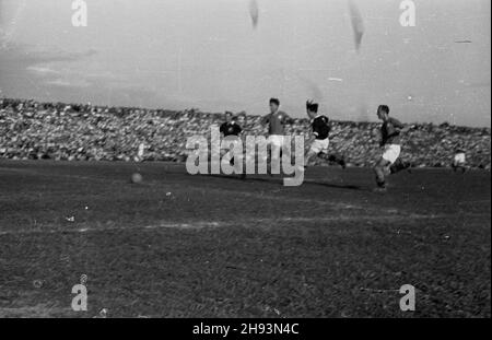 Warszawa, 1947-06-15. Mecz pi³ki no¿nej Klubu Sportowego Polonia z Wis³¹ Kraków na stadionie Legii przy ul. £azienkowskiej. Nz. akcja przed polem karnym. ps/gr  PAP      Warsaw, June 15, 1947. A soccer match between Polonia sport club and Wisla Cracow at the Legia stadium on Lazienkowska Street. Pictured: an action in front of the penalty area.   ps/gr  PAP