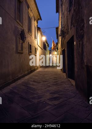 Montalcino Old Town Moody, Dark Alley at Night in Tuscany, Italy Stock Photo