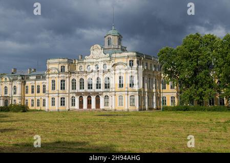 PETRODVORETS, RUSSIA - SEPTEMBER 16, 2020: A old country palace under a gloomy sky. Estate 'Znamenka' in Peterhof Stock Photo