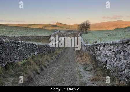 The view towards Smearsett Scar from Goat Scar Lane, above the village of Stainforth, in Ribblesdale, Yorkshire Dales National Park, UK. Stock Photo