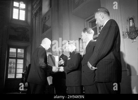 Czechy, Praga, 1947-07-03. Wizyta polskiej delegacji rz¹dowej w Pradze. Nz. premier rz¹du Polskiej Rzeczpospolitej Ludowej (PRL) Józef Cyrankiewicz (L) dekoruje cz³onków rz¹du czechos³owackiego w sali reprezentacyjnej ambasady polskiej. po/ms  PAP      Czechoslovakia, Prague, July 3, 1947. The visit of the Polish governmetnal delegation to Prague. Pictured: Prime Minister of the Polish People's Republic (PRL) Jozef Cyrankiewicz (from left) decorating members of the Czechoslovak government at the repersentation hall of the Polish embassy.   po/ms  PAP Stock Photo