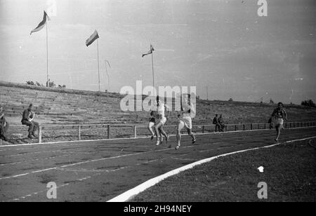 Warszawa, 1947-07-12. Lekkoatletyczne Mistrzostwa Polski mê¿czyzn na stadionie wojskowym klubu sportowego Legia, rozgrywane w dniach 12-13 lipca. Nz. bieg. bk/gr  PAP      Warsaw, July 12, 1947. The Men's National Athletics Championship on the stadium of the Legia military sport club (July 12-13). Pictured: sprinters.   bk/gr  PAP